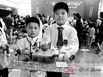 4個小學生利用3D打印技術制作出“節能住宅”,還用上了4種自然資源。昨日,第七屆“城博會”舉行“低碳環保