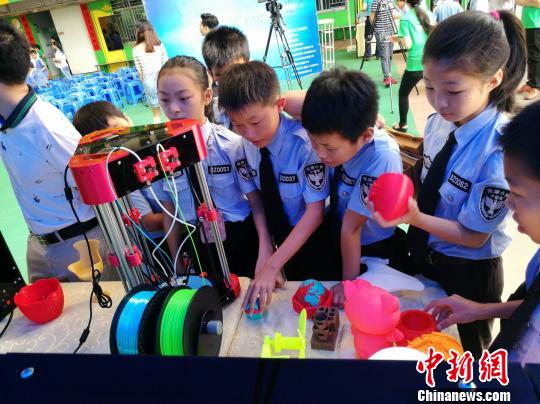 參加“科技小創客·夢想大未來”科技主題夏令營的小創客。 鄭小紅 攝 參加“科技小創客·夢想大未來”科技主題夏令營的小創客。 鄭小紅 攝