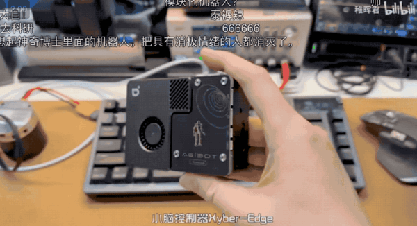 稚暉君機器人神技再現江湖!騎自行車驚呆眾人:又抽象又硬核