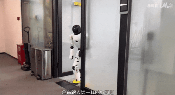 稚暉君機器人神技再現江湖!騎自行車驚呆眾人:又抽象又硬核