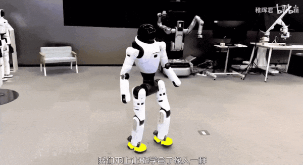 稚暉君機器人神技再現江湖!騎自行車驚呆眾人:又抽象又硬核